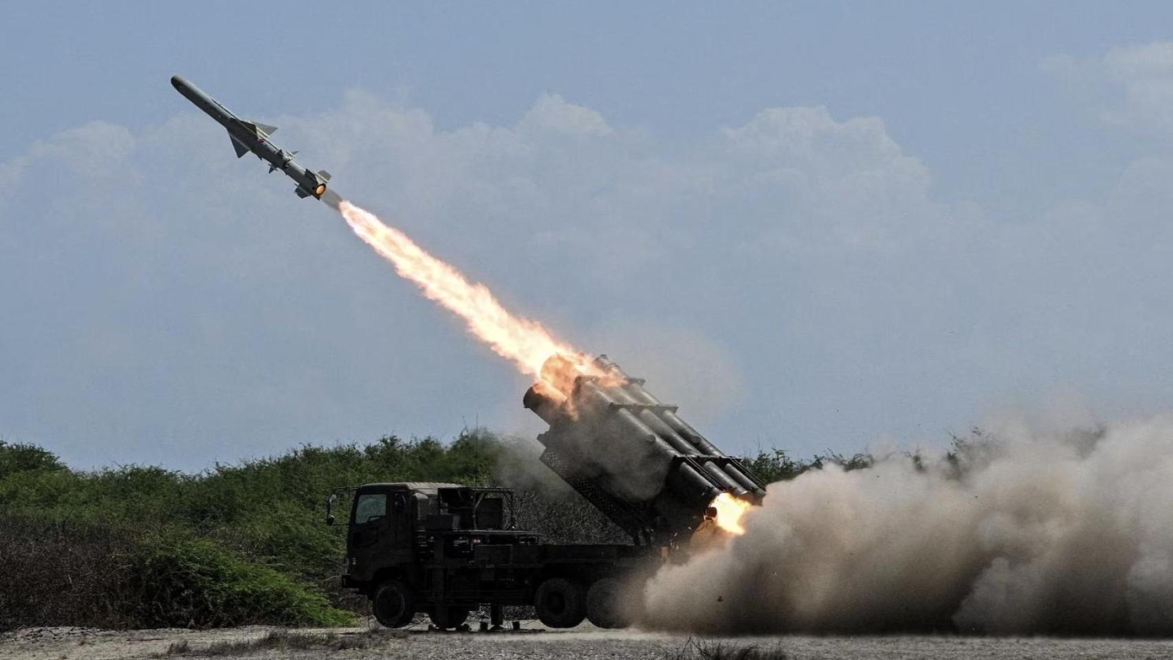 Un lanzador de misiles antibuque Type 88 de las Fuerzas Terrestres de Autodefensa de Japón (JGSDF) dispara durante el ejercicio Balikatan.