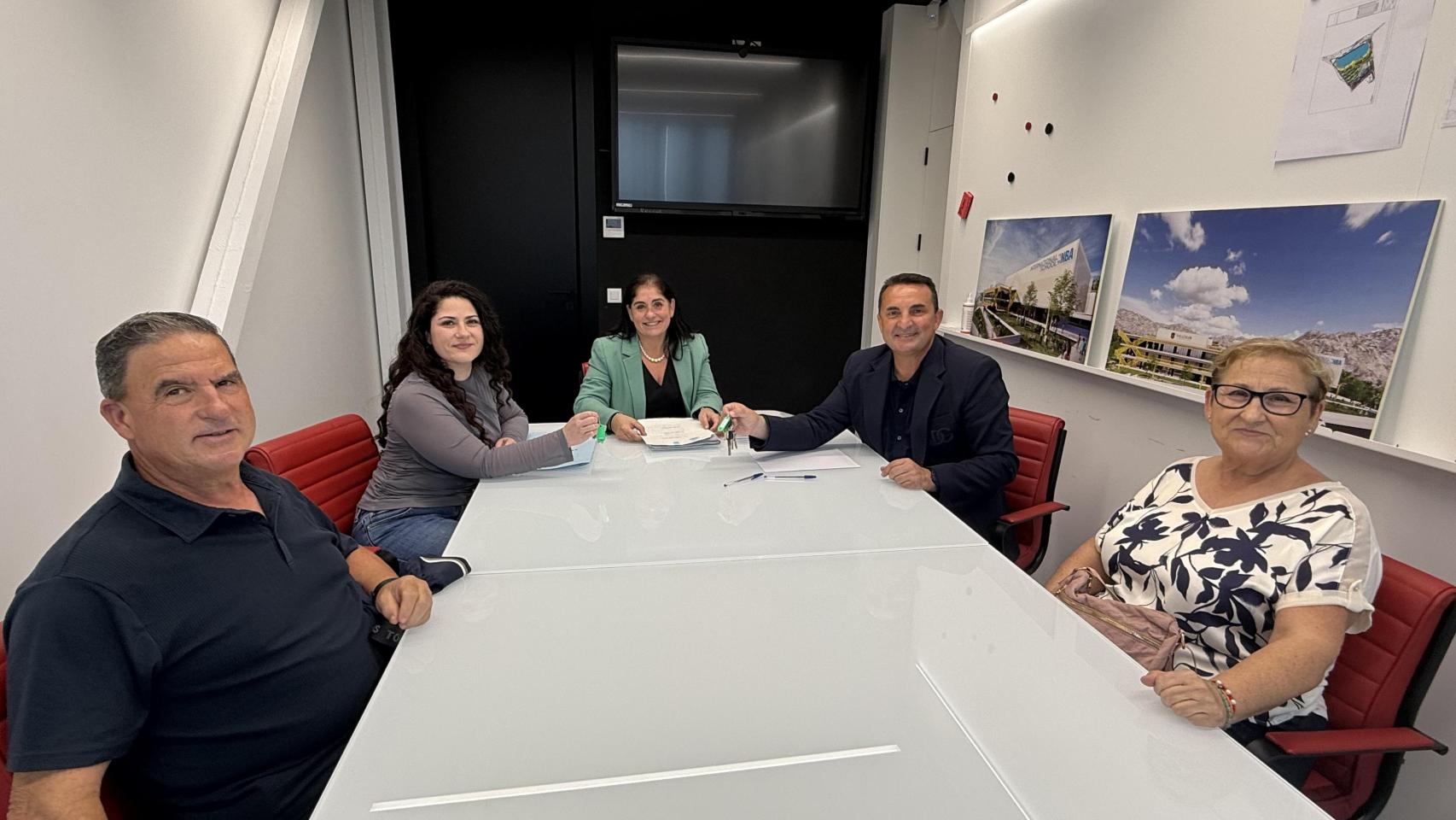 El alcalde Bernabé Cano, segundo por la derecha, entrega las llaves de la vivienda a la primera de las parejas.