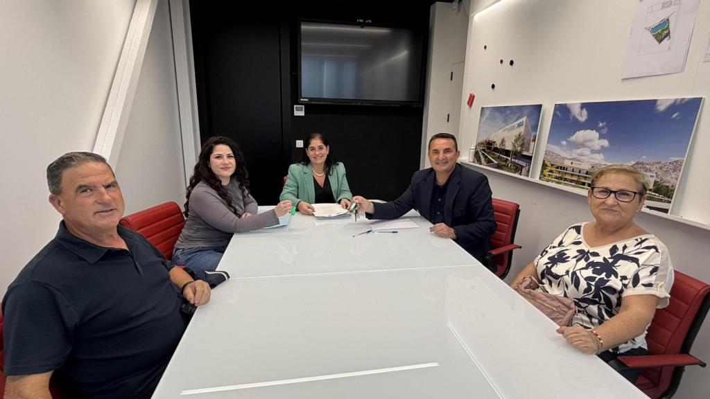 El alcalde Bernabé Cano, segundo por la derecha, entrega las llaves de la vivienda a la primera de las parejas.