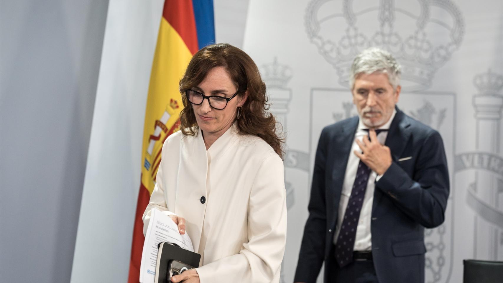 Los ministros Mónica García y Fernando Grande Marlaska, durante la rueda de prensa en Moncloa