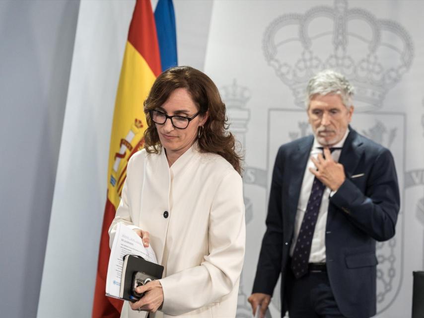 Los ministros Mónica García y Fernando Grande Marlaska durante la rueda de prensa en la Moncloa.