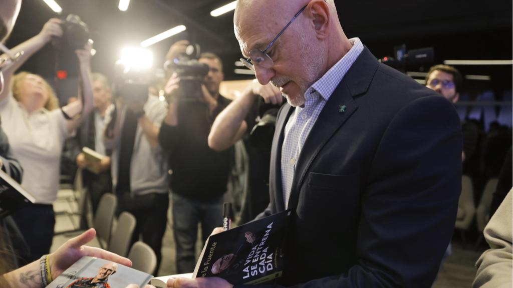 Luis de la Fuente firmando su libro.