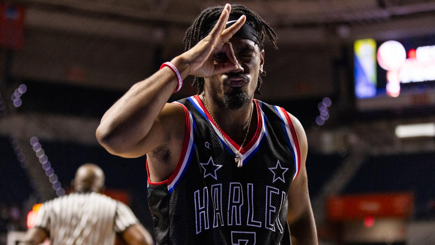 Lucius Winston 'Too Tal'', durante un partido con los Harlem Globetrotters.