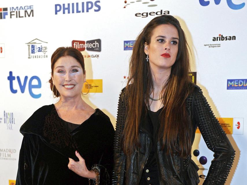 Verónica junto a su hija, María Iborra.
