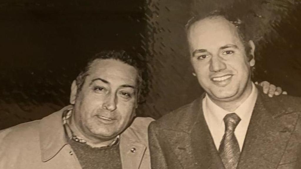 Nicolás Redondo y Miguel Cid en una concentración antifranquista en el Paseo de Recoletos de Madrid en 1974