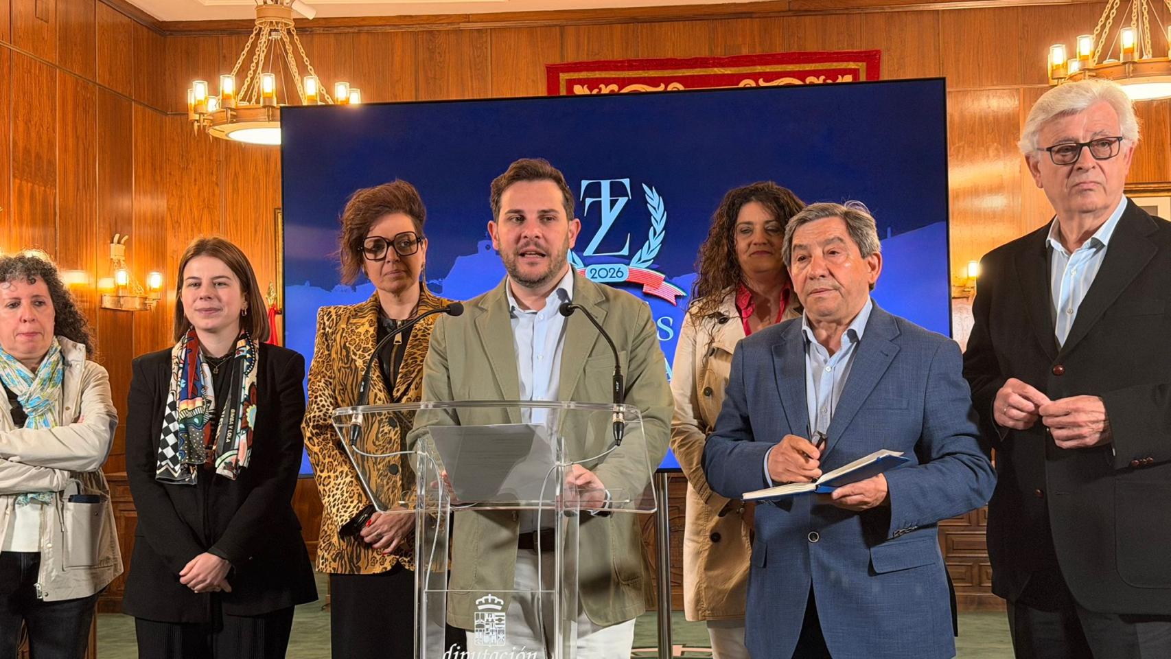 El vicepresidente de la Diputación de Zamora, Víctor López de la Parte en su intervención, acompañado por el jurado de los premios.
