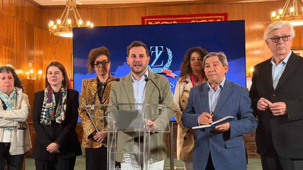 El vicepresidente de la Diputación de Zamora, Víctor López de la Parte en su intervención, acompañado por el jurado de los premios.