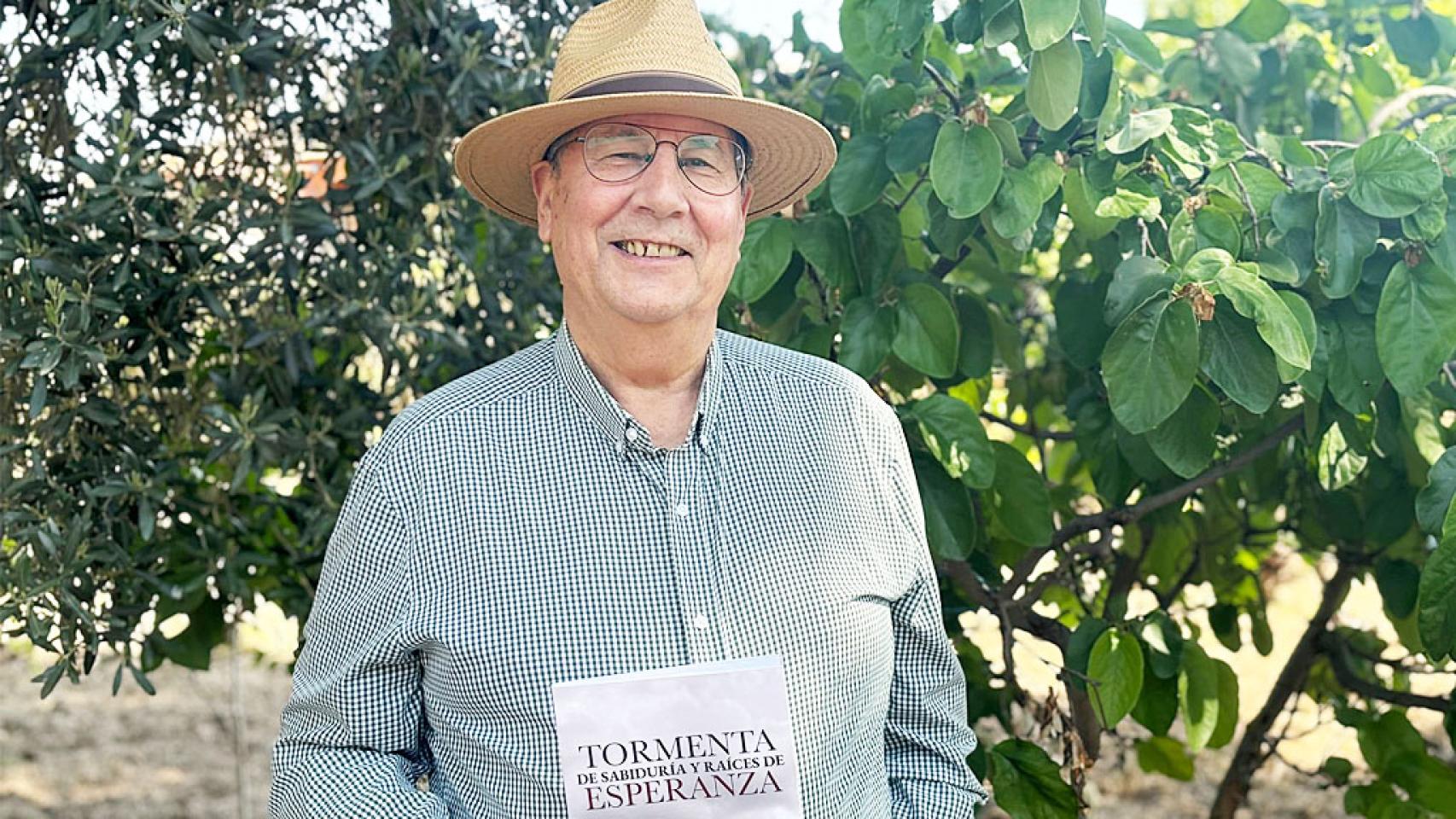 Lorenzo Rodríguez Calvo con uno de sus libros. 