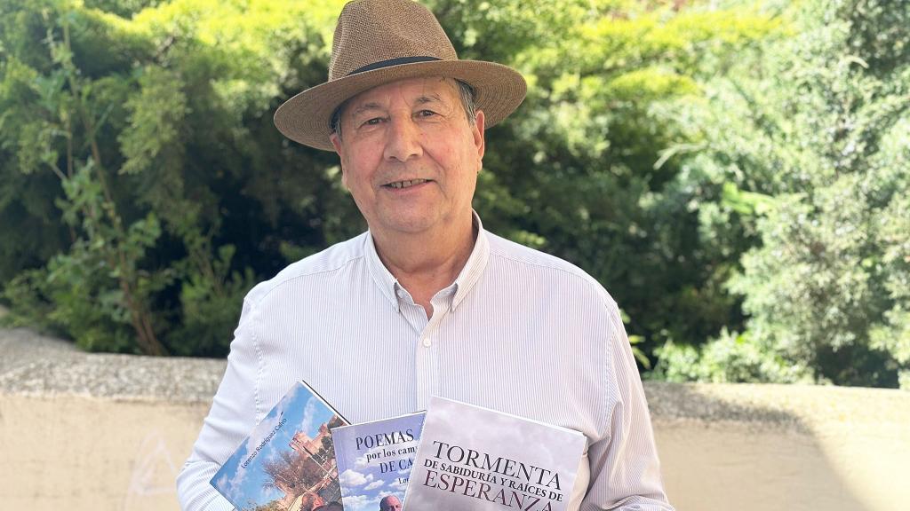 Imagen de Lorenzo con sus tres libros.