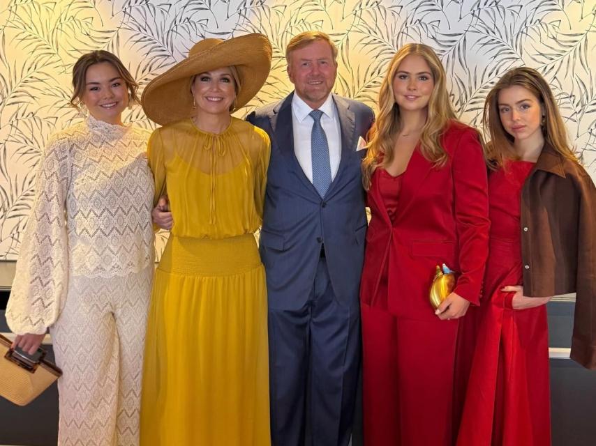 Los Reyes, con sus tres hijas en una foto reciente.