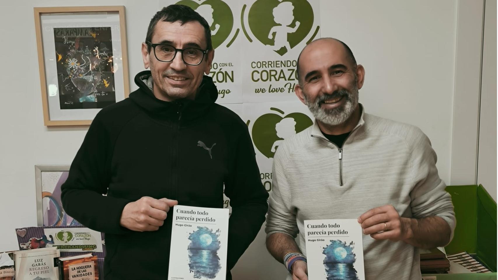 Hugo Girāo, autor, acompañado por Carlos Fernando Fondón Zaballa, ilustrador del libro.