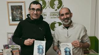Hugo Girāo, autor, acompañado por Carlos Fernando Fondón Zaballa, ilustrador del libro.