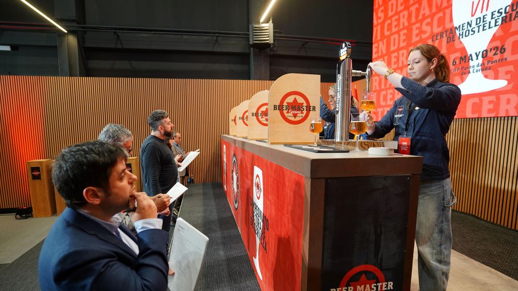 Jurado y competidores de la séptima edición del Certamen de Servicio de Cerveza Estrella Galicia