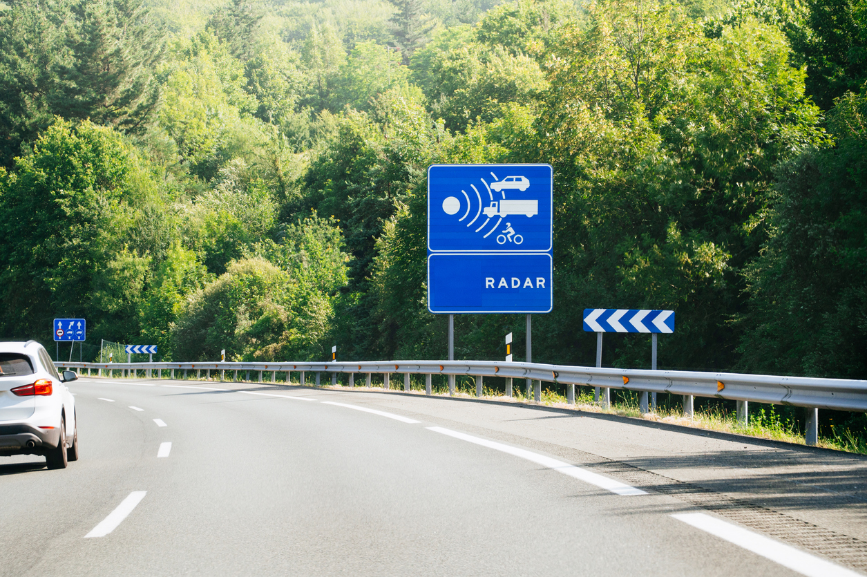 Señal de radar de velocidad en una autopista.