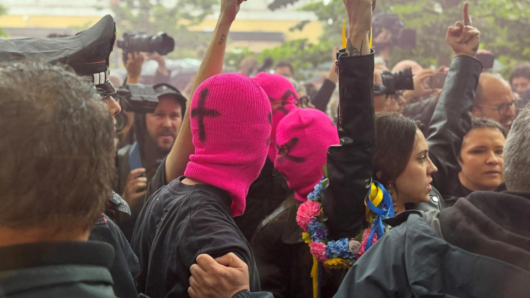 Manifestantes de Pussy Riot frente al pabellón ruso en la Bienal. Foto: Johannes Hovinga / Reuters