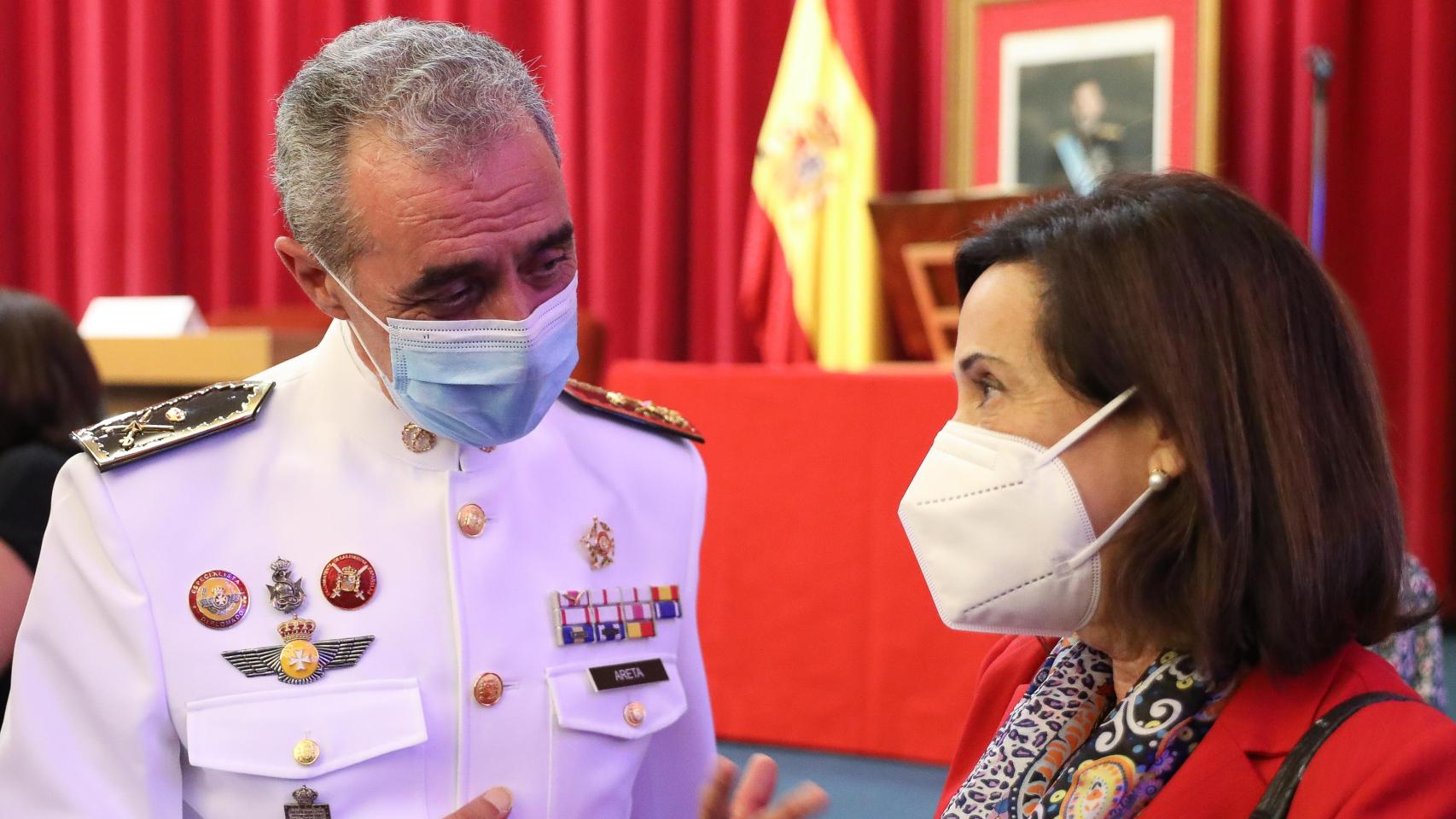 El general Javier Areta y la ministra de Defensa, Margarita Robles 