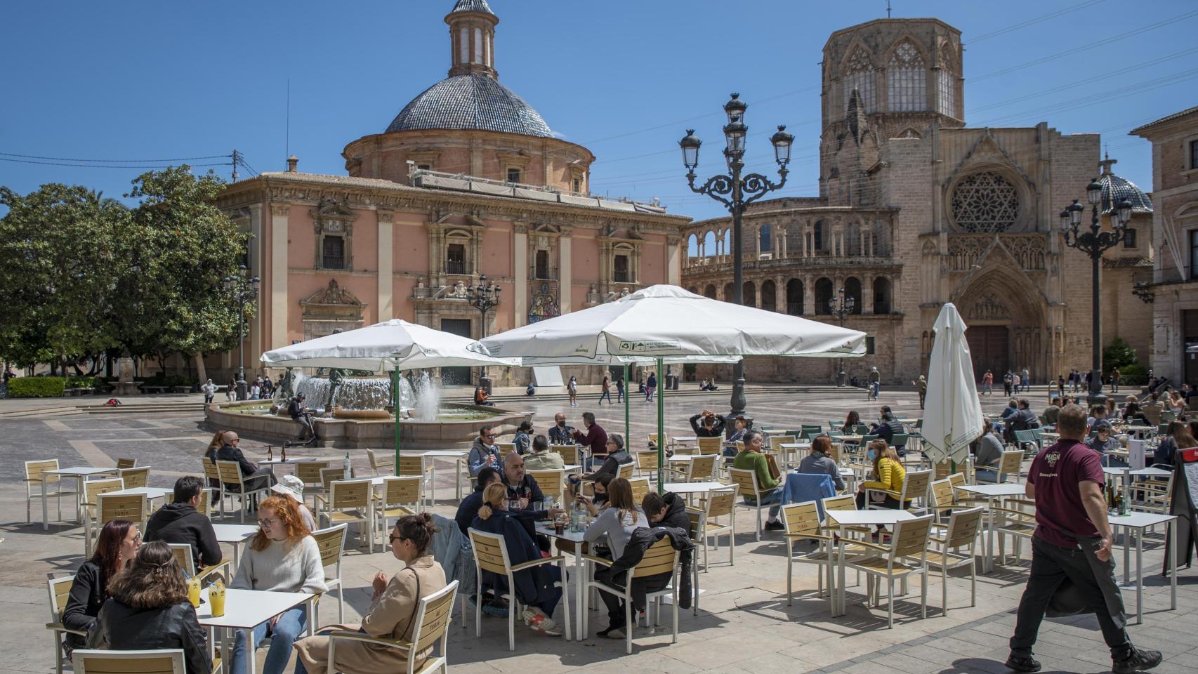 Varias personas en la terraza de un bar en Valencia. Europa Press / Jorge Gil