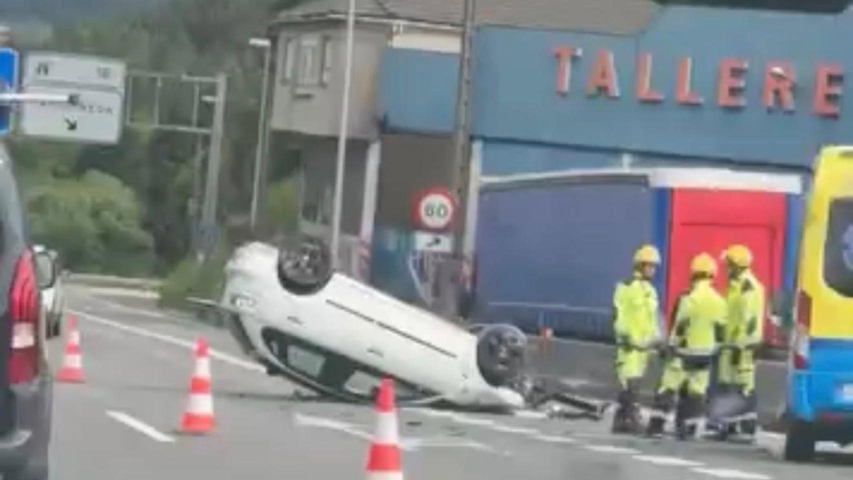 Imagen del coche volcado en Mos este miércoles.