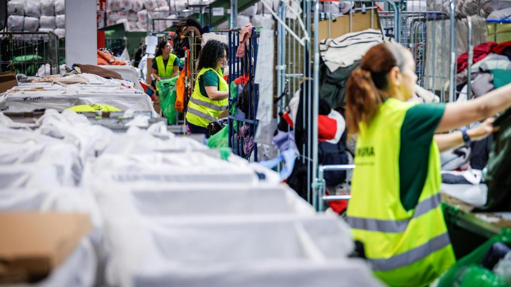 La planta de Humana en Leganés recibe toneladas de restos textiles al día.