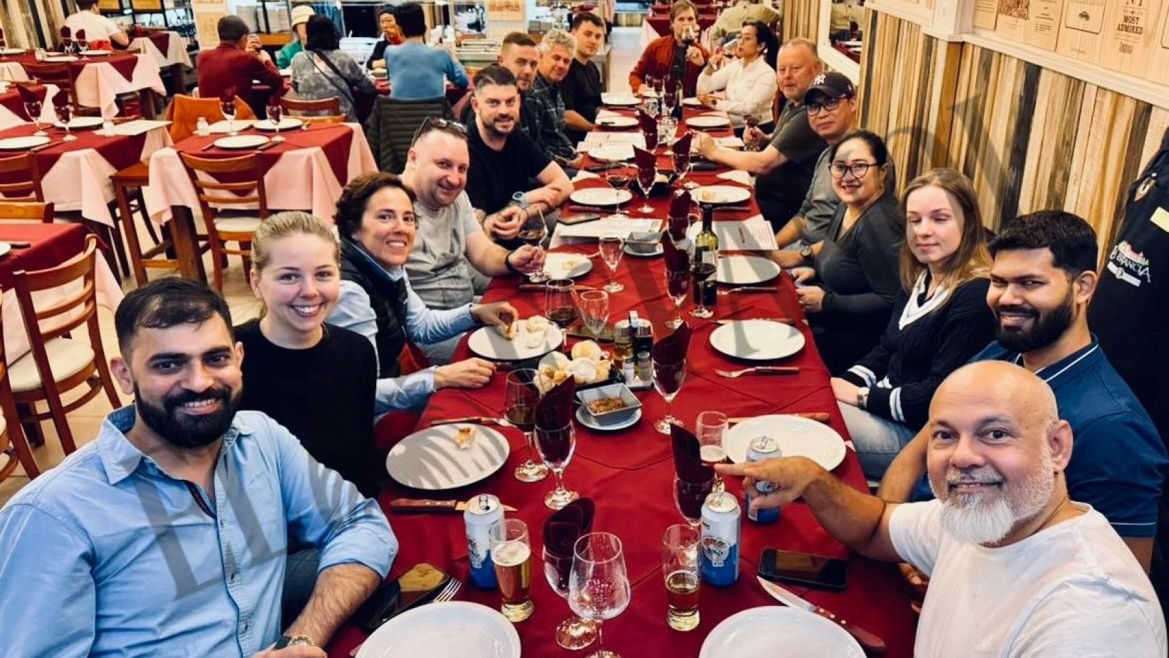 La tripulación del 'MV Hondius', durante una comida en Ushuaia (Argentina) el pasado 1 de abril, horas antes de iniciar la expedición que terminaría marcada por el brote de hantavirus en mitad del Atlántico.