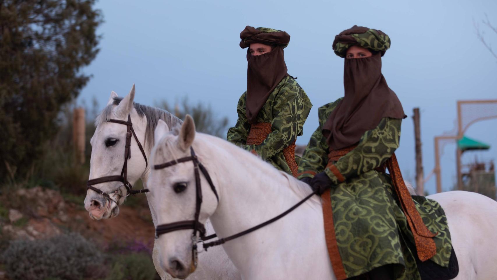 Imagen de archivo de dos trabajadores de Puy du Fou en dos caballos.