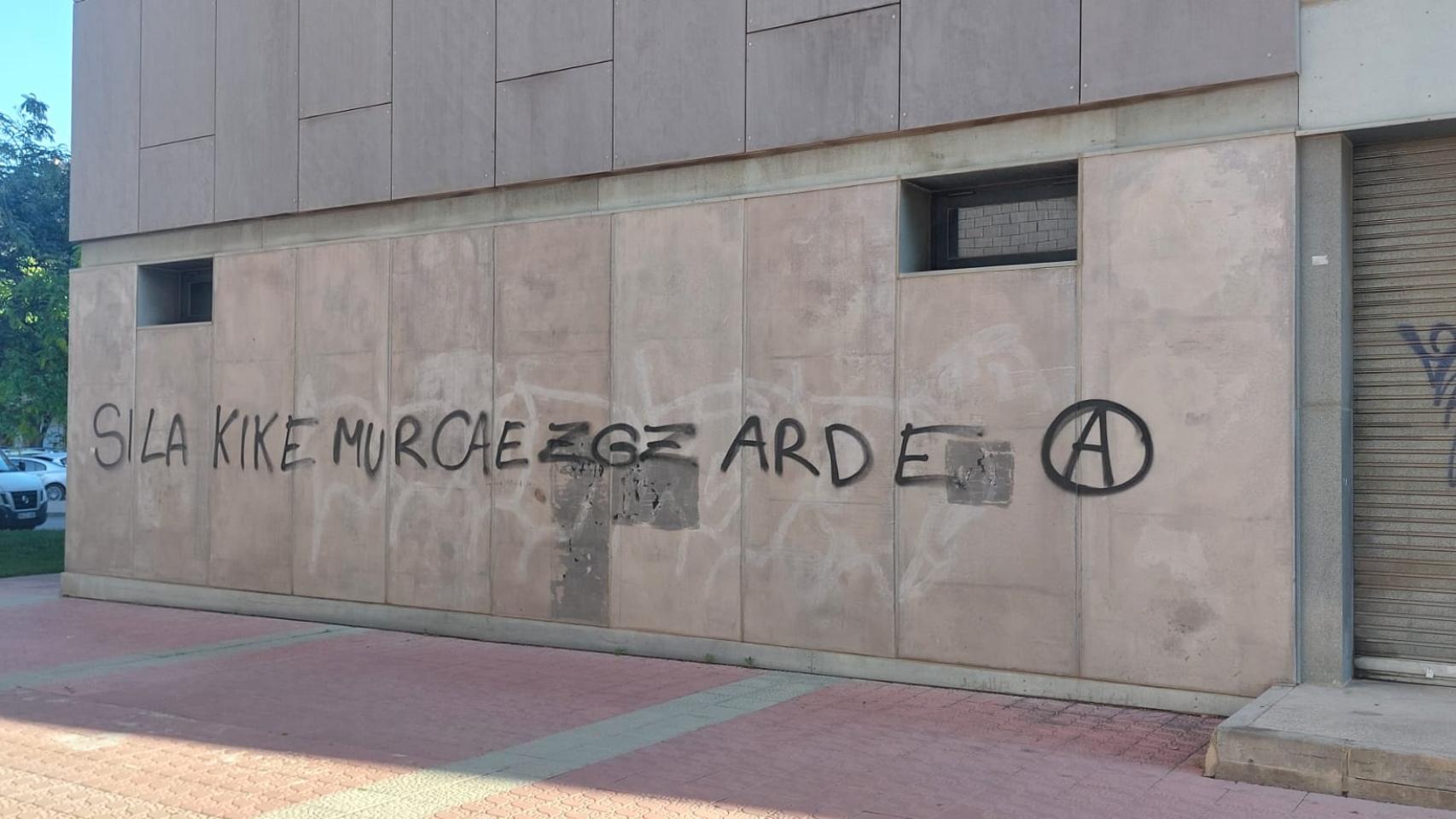 Ejemplo de las pintadas contra la desokupación del Kike Mur.