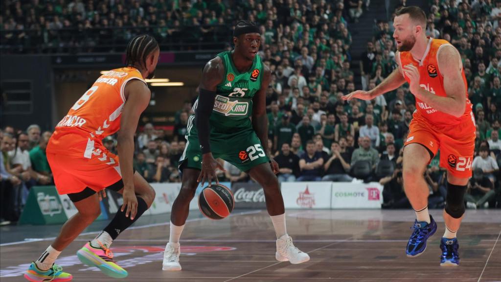 Kendrick Nunn, presionado por dos jugadores del Valencia Basket.