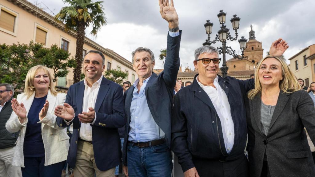 Feijóo con varios dirigentes del PP en Granada este miércoles.