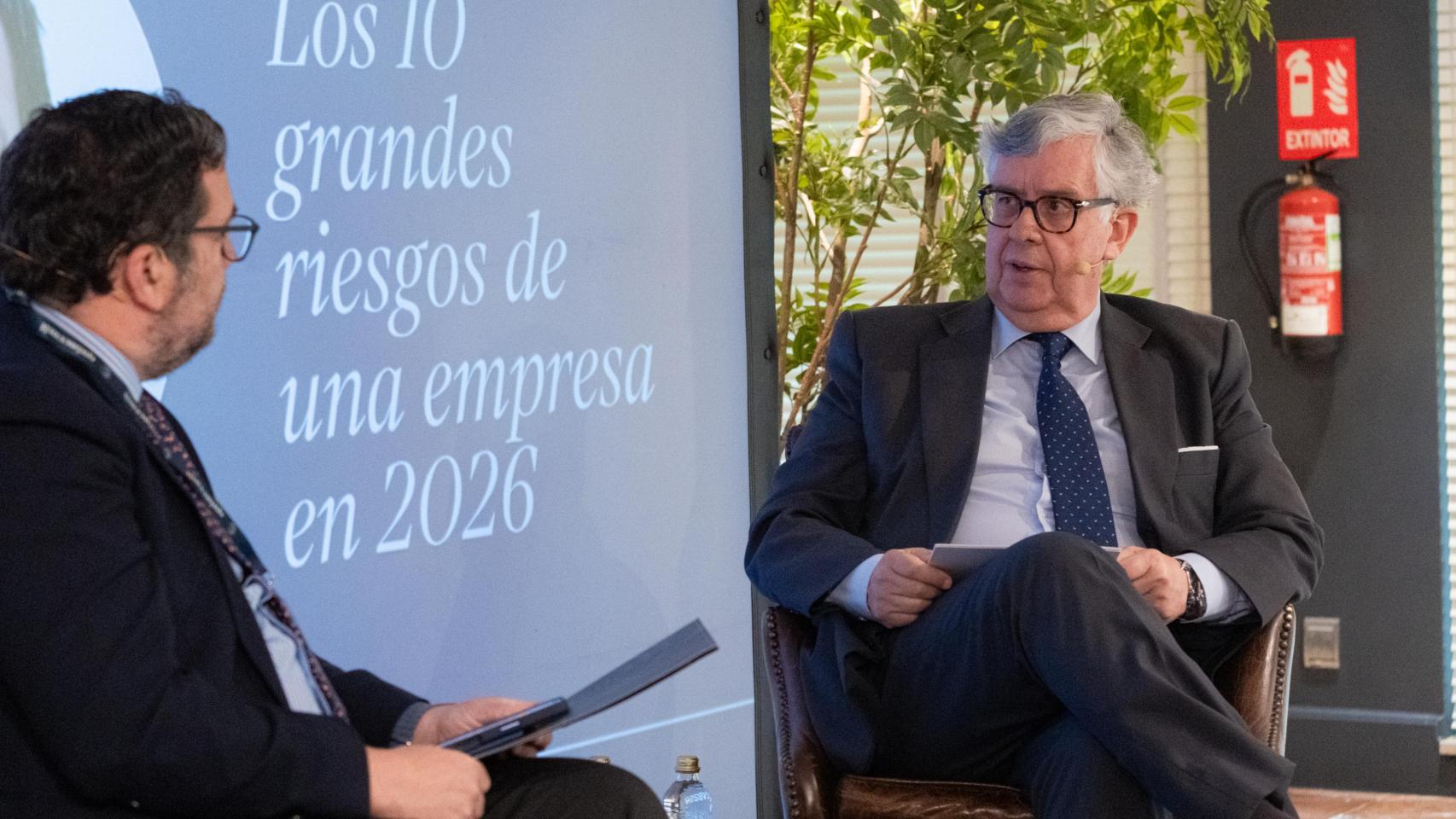 Juan Manuel Vieites, presidente de la CEG, habla con Pedro de Torres Belando, director regional de SABSEG Galicia, en el Foro Empresa Resiliente organizado por Quincemil