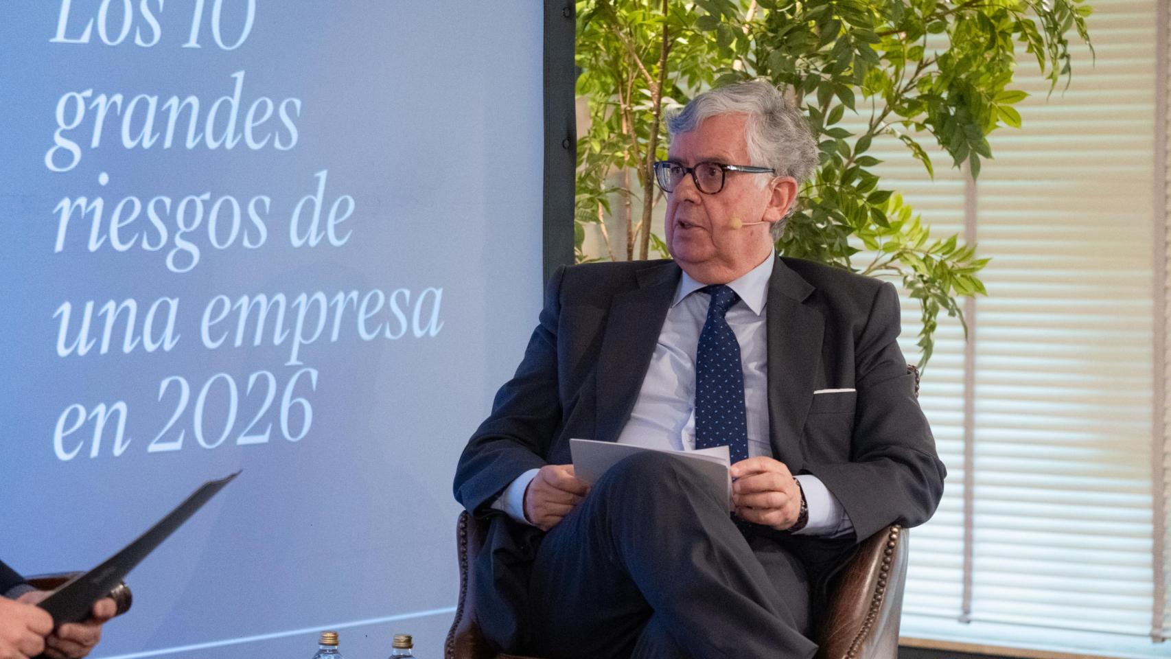 Juan Manuel Vieites, presidente de la CEG, habla con Pedro de Torres Belando, director regional de SABSEG Galicia, en el Foro Empresa Resiliente organizado por Quincemil