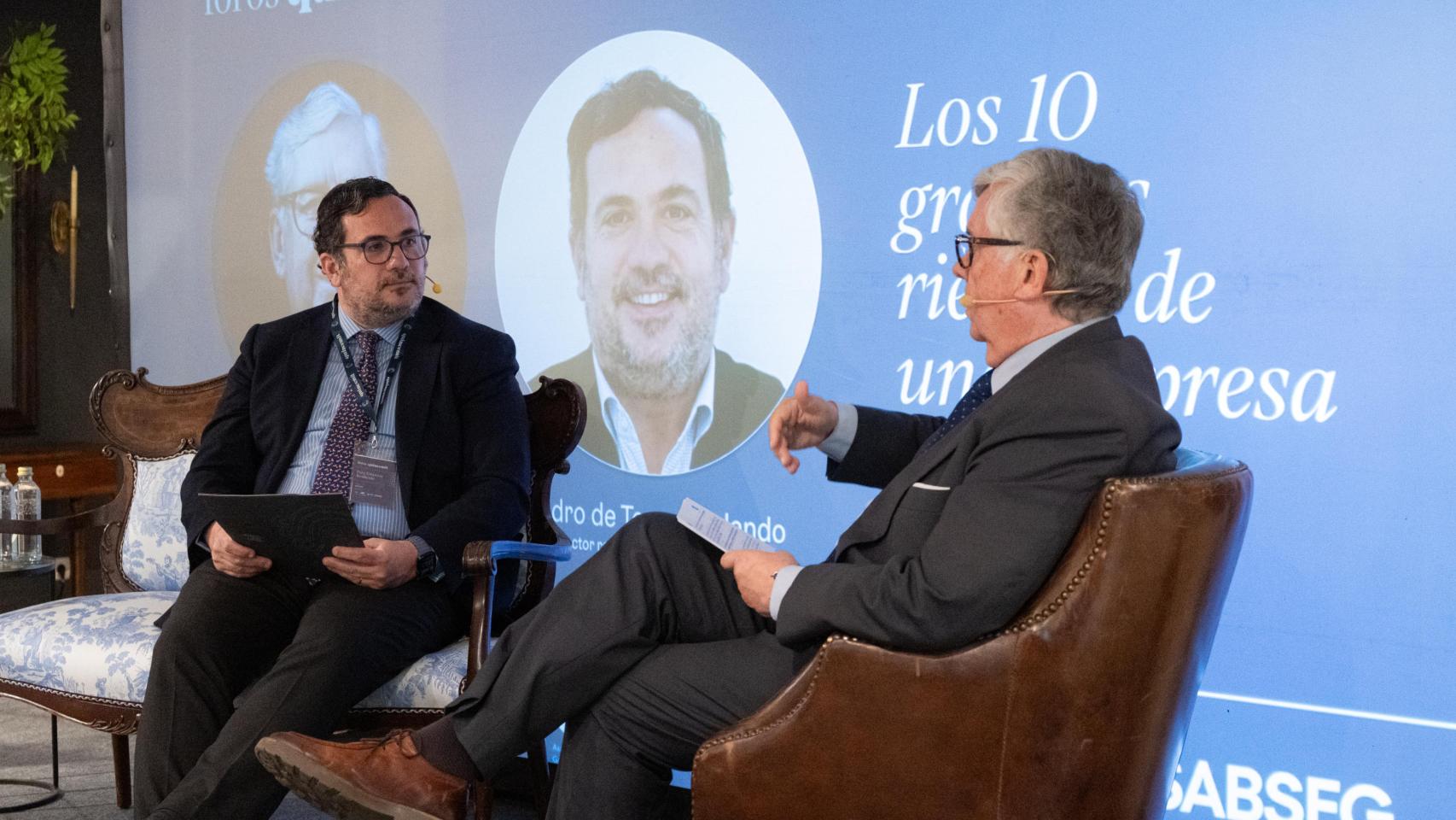 Juan Manuel Vieites, presidente de la CEG, habla con Pedro de Torres Belando, director regional de SABSEG Galicia, en el Foro Empresa Resiliente organizado por Quincemil