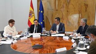 Pedro Sánchez junto a Fernando Grande Marlaska, José Manuel Albares y Mónica García, en la reunión de la mañana del coordinación de este miércoles a la que no invitaron al Gobierno Canario