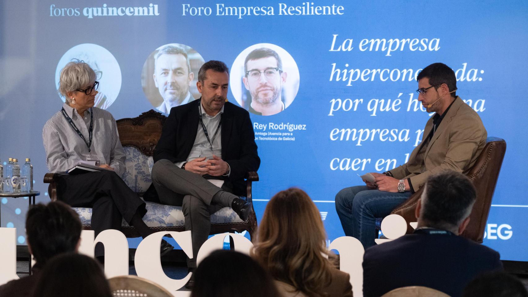 Lourdes Guerra, presidenta de INEO, Fernando Suárez, presidente del Consejo General de Colegios de Informática, y Damián Rey, director de AMTEGA, en el Foro Empresa Resiliente organizado por Quincemil