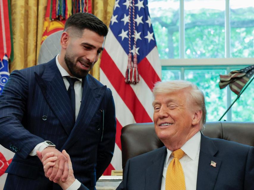Donald Trump recibe a Ilia Topuria en el Despacho Oval de la Casa Blanca.