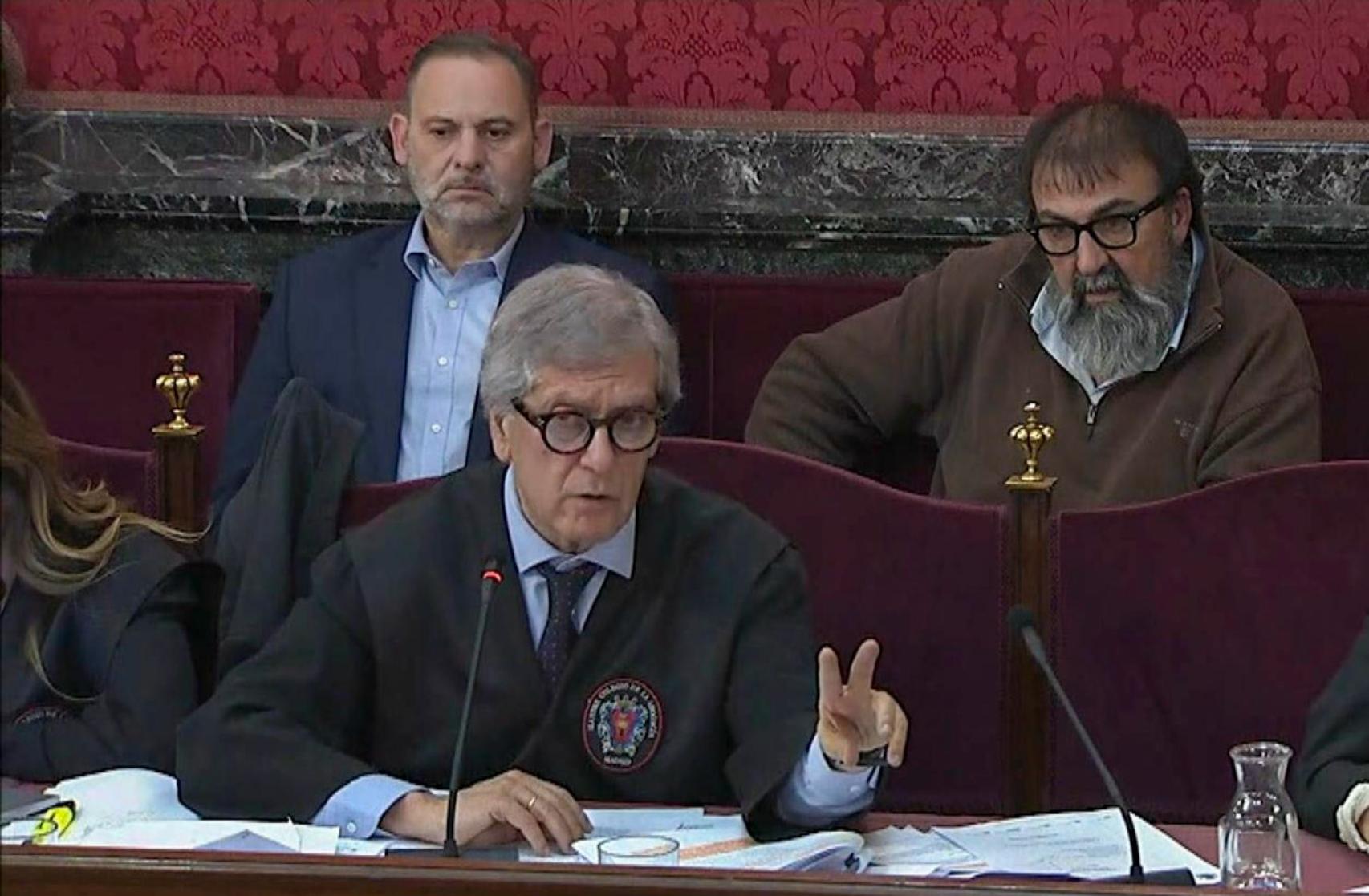 José Luis Ábalos y Koldo García, ayer por la tarde en la última sesión del juicio, detrás del abogado del primero, Marino Turiel./
