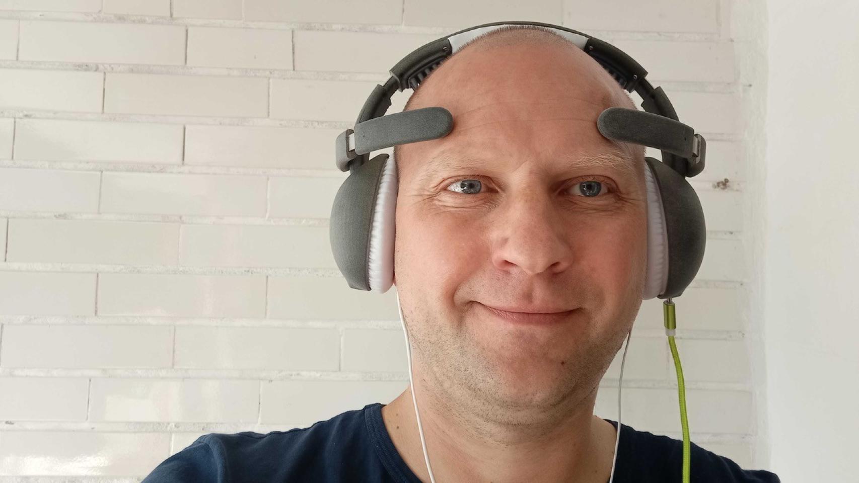 Vitali Karpeichyk usando los auriculares MindMuscle
