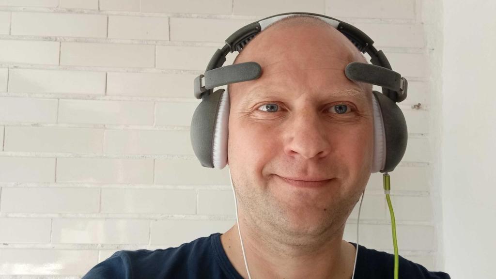 Vitali Karpeichyk usando los auriculares MindMuscle