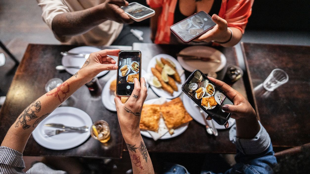 Cómo comen los jóvenes de la Gen Z: más comida preparada, menos alcohol y el auge de la "Newstalgia"