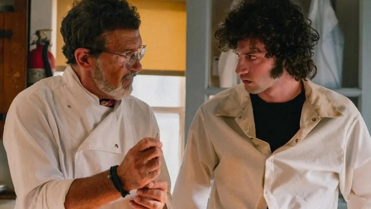 Antonio Banderas en Tony, la película que retrata la vida de Anthony Bourdain. 