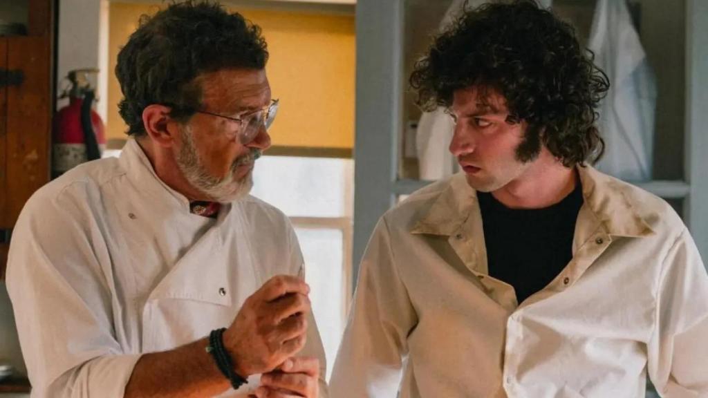 Antonio Banderas en Tony, la película que retrata la vida de Anthony Bourdain. 