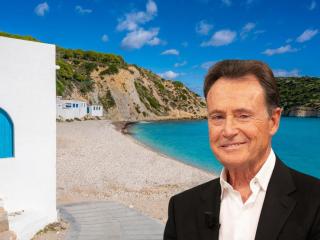 El presentador Matías Prats con la famosa Cala Portitxol de Jávea en un montaje de elaboración propia.