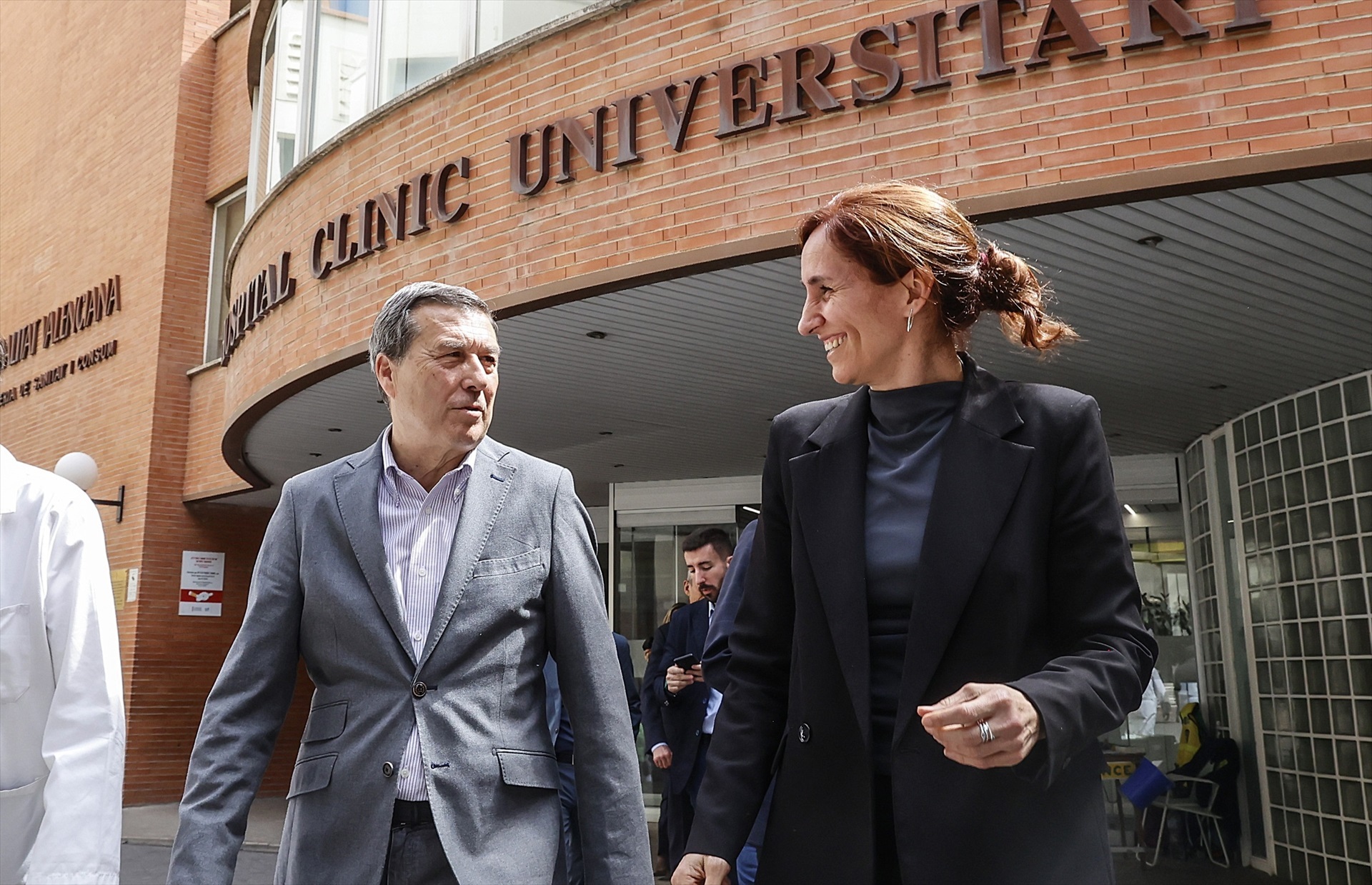 La ministra de Sanidad, Mónica García, junto al conseller de Sanidad valenciano, Marciano Gómez, este martes en el Hospital Clínic de Valencia.