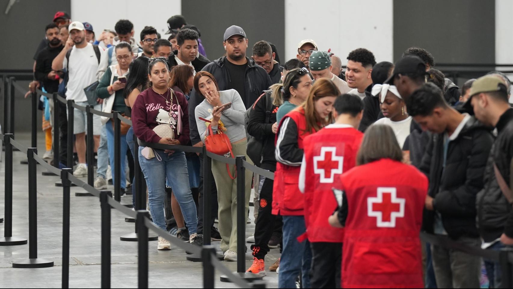 Decenas de migrantes hacen cola en el pabellón 2 del recinto de Montjuïc de Fira de Barcelona, este miércoles, para la regularización masiva. 