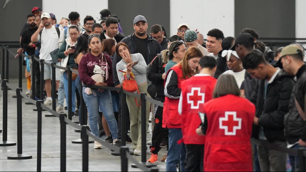 Decenas de migrantes hacen cola en el pabellón 2 del recinto de Montjuïc de Fira de Barcelona, este miércoles, para la regularización masiva. 