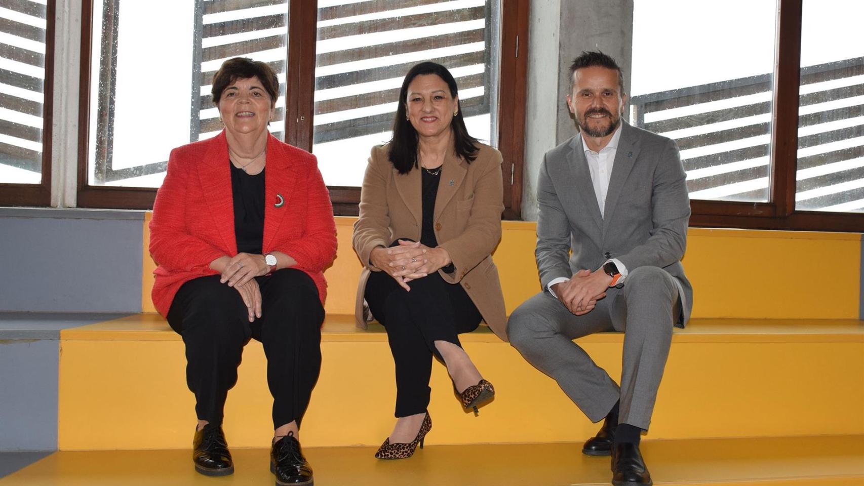 Imagen de los tres candidatos al Rectorado. 