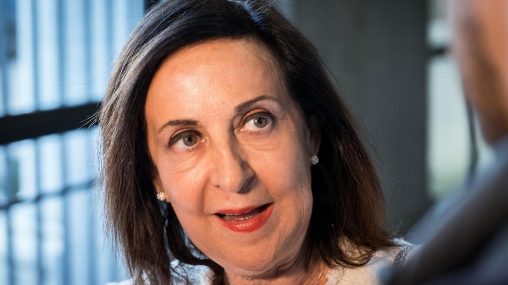 La ministra de Defensa, Margarita Robles, atiende a los medios a su llegada a la recepción oficial ofrecida a los jefes de Estado Mayor de las Armadas o Marinas Europeas, a 6 de mayo de 2026, en Madrid (España).