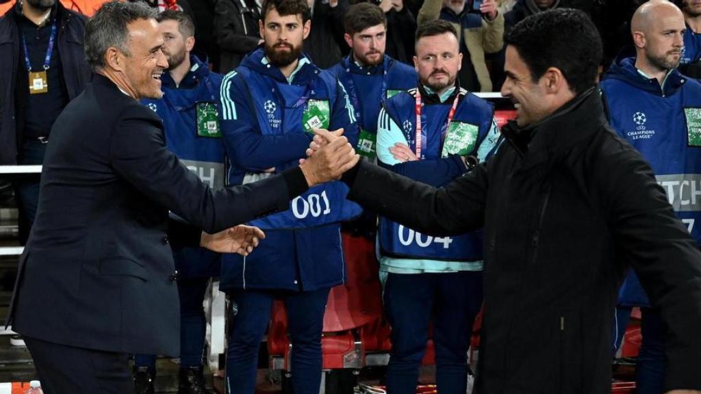 Arteta y Luis Enrique se saludan antes de un partido.