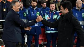 Arteta y Luis Enrique se saludan antes de un partido.