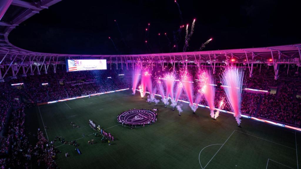 Fastos durante la inauguración del partido
