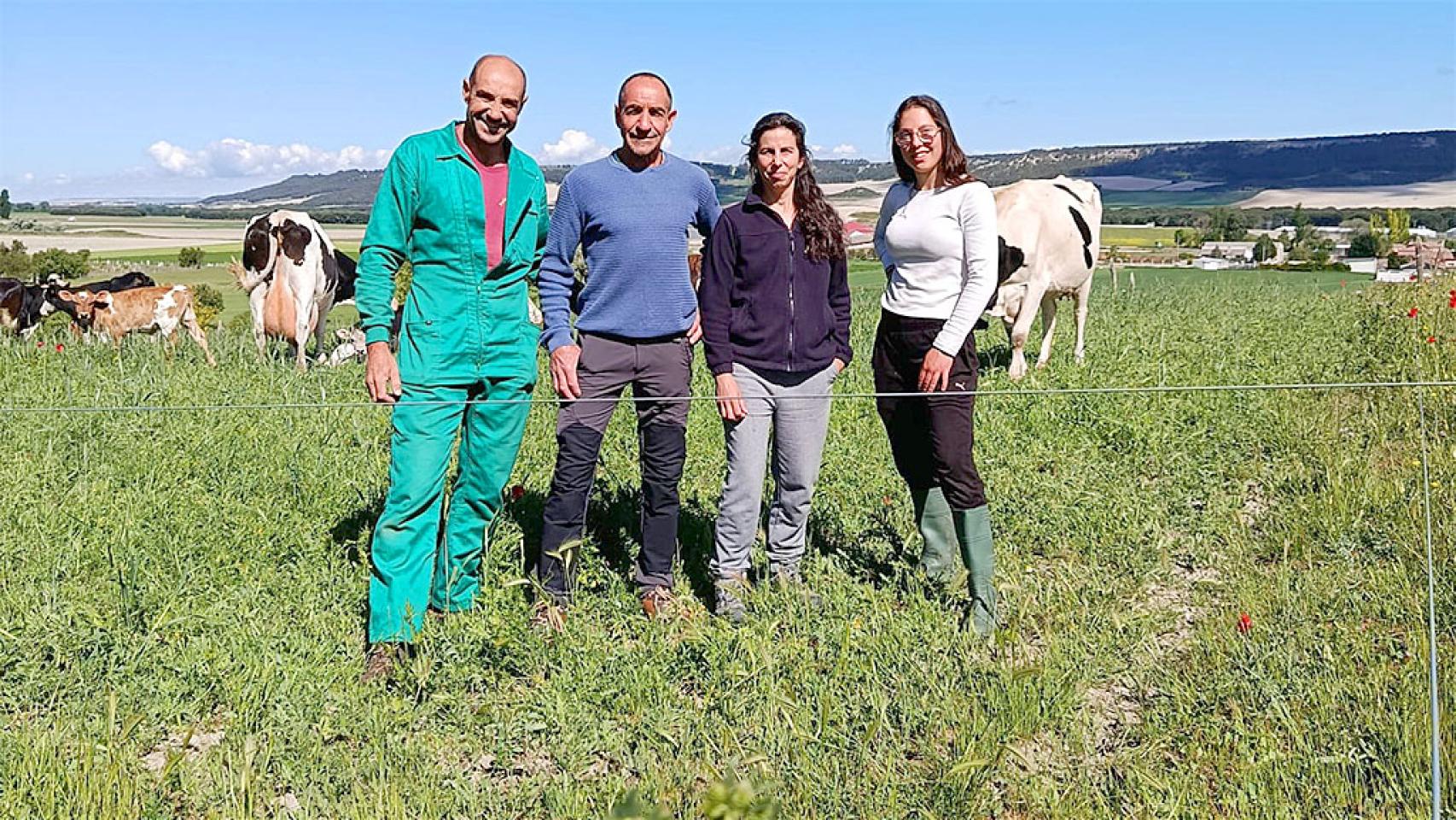 De izquierda a derecha: Alfonso Criado Catalina y Julio César Criado Catalina, fundadores de Crica, junto a Marina y Virginia, trabajadoras. 